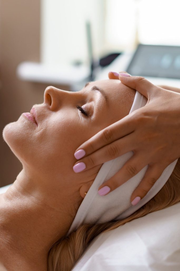 facial-massage-beauty-treatment-2023-11-27-05-29-37-utc